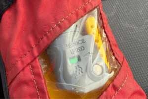 green indicator on an inflatable PFD